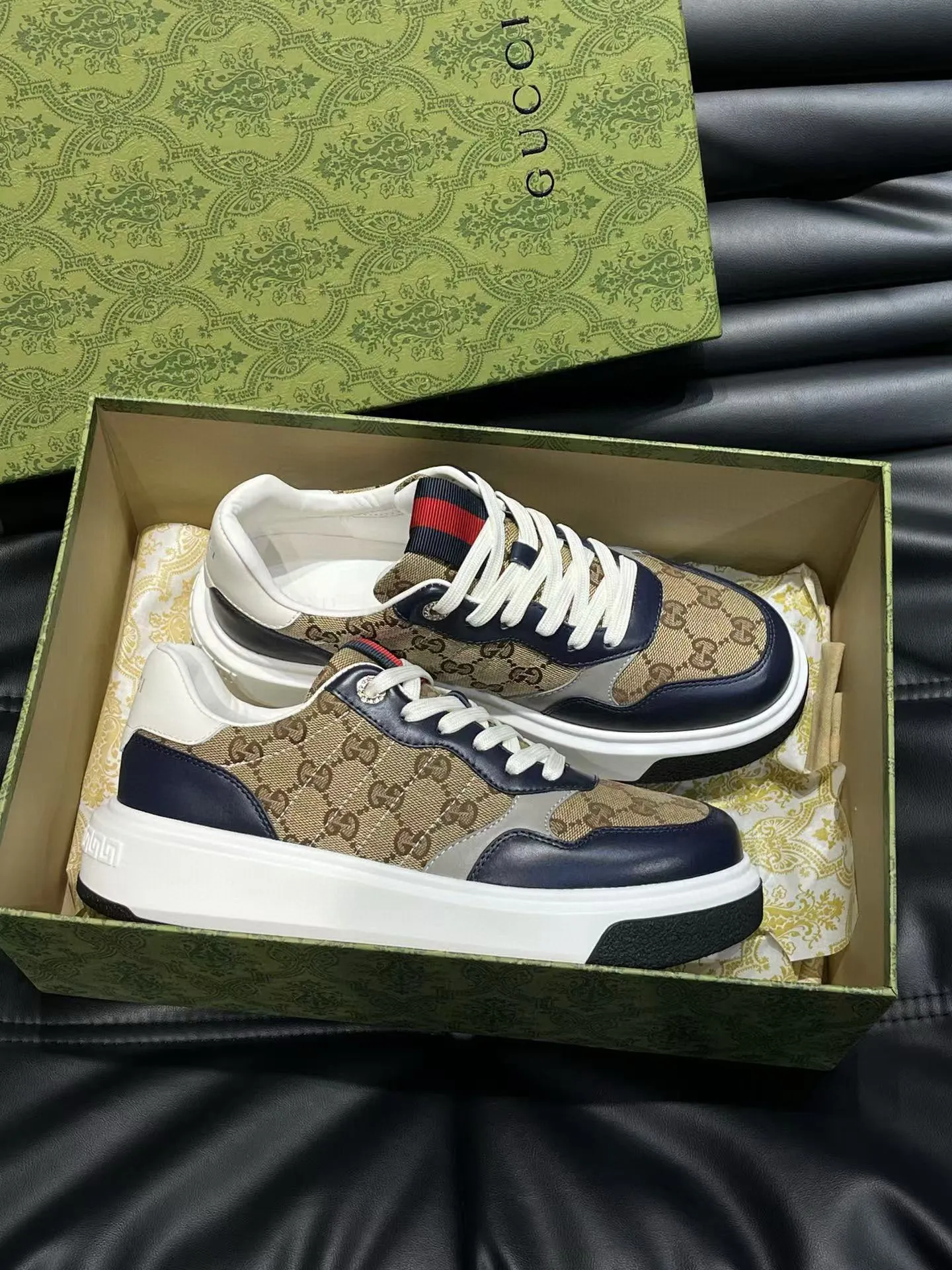 Factory price: 460💰Gucci new men's shoes GUCCI [Lightning] latest shoes are shipped. Original quality, fashionable, special materials, sheepskin lining, new packaging. The foot feels super comfortable and the workmanship is impeccable. Size: 38-44, customized 45